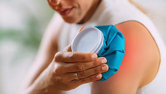 O calor no ombro congelado pode ajudar a aliviar a dor e a inflamação