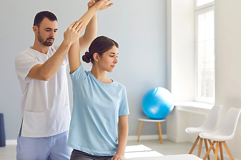 Um fisioterapeuta pode ajudar a estabelecer um plano de exercícios para melhorar a amplitude de movimento e fortalecer os músculos.